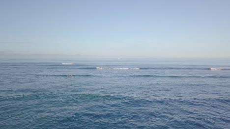 Crashing-waves-on-the-pacific-ocean-in-waikiki-beach-honolulu-hawaii,-AERIAL-DOLLY