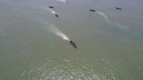 Victoria-Island-Lagos,-Nigeria---20.-November-2022:-Drohnenansicht-Eines-Fischers-Auf-Einem-Fischerboot-An-Der-Küste-Von-Lagos