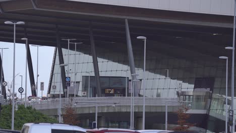 Terminal-De-Salida-Principal-Del-Aeropuerto-De-Bergen-Flesland-Con-Automóviles-Y-Personas-Afuera