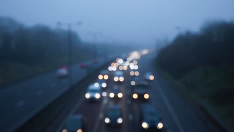 Defokussierter-Langsamer-Verkehr,-Der-Im-Nebel-Auf-Einer-Stark-Befahrenen-Autobahn-In-Großbritannien-Unterwegs-Ist