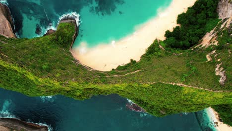 Playa-Kelingking,-4k-Drone-Asciende-Lentamente-En-Nusa-Penida,-Indonesia
