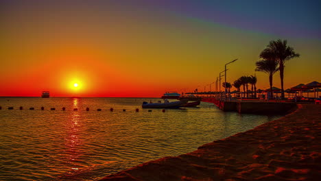 Barcos-Amarrados-Al-Atardecer-Sobre-El-Mar-Con-Un-Cielo-De-Color-Naranja-En-El-Fondo