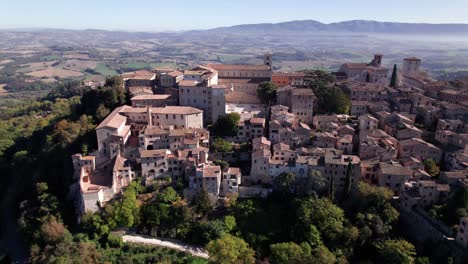 Aerial-view-of-medieval-city-Todi-on-top-of-a-green-hill,-Umbria,-Italy