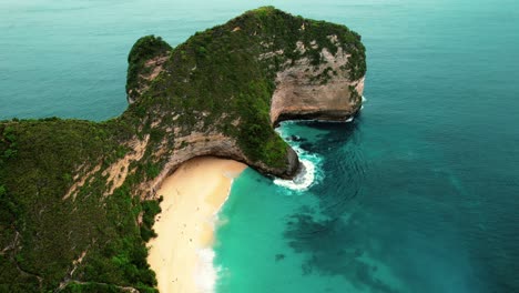 Kelingking-Beach,-4k-Drone-Pans-Around-at-Nusa-Penida,-Indonesia
