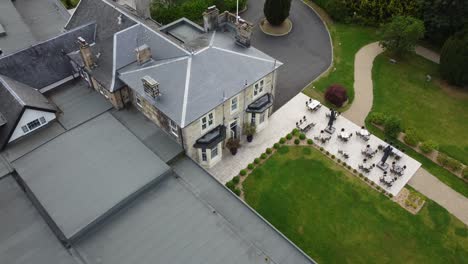 Flight-over-the-side-of-Dalmeny-Park,-a-luxurious-Scottish-country-mansion