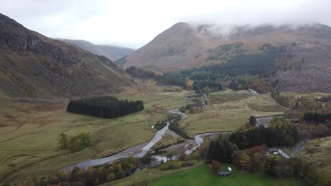Luftaufnahme-über-Dem-Tal-Zwischen-Den-Grünen-Hügeln-Und-Dem-Fluss-Der-Nebligen-Und-Nebligen-Schottischen-Highlands