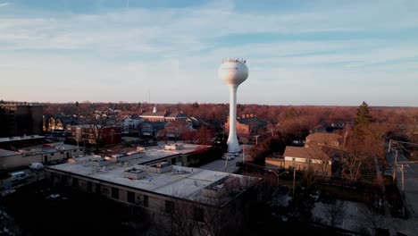 Aufsteigende-Drohne-Mit-Wasserturm-Aus-Libertyville,-Illinois-Bei-Sonnenuntergang