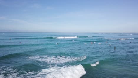 Menge-Surfer-Auf-Dem-Wasser-Warten-Auf-Eine-Welle-Am-Waikiki-Beach-Honolulu-Hawaii,-Dolly-Push-Aus-Der-Luft