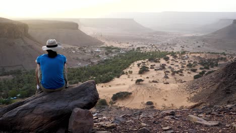 Tourist-Mit-Blick-Auf-Die-Klippen-Des-Dorfes-Terjit-Oasus-In-Der-Sahara-wüste-Mauretaniens