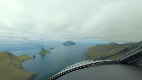 Schöne-Landschaft-Vom-Cockpit-Eines-Flugzeugs,-Das-Die-Färöer-Inseln-Verlässt