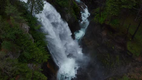 Fliegen-Sie-Hoch-über-Einen-Atemberaubenden-Wasserfall,-Der-Von-Einem-üppigen-Wald-Und-Fluss-Umgeben-Ist