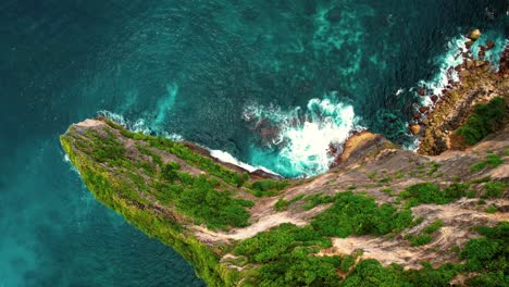 4k-Drone-Overhead-Pan-Along-High-Limestone-Cliffs-at-Nusa-Penida,-Indonesia