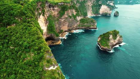 4k-Drone-of-Massive-Limestone-Cliffs-at-Nusa-Penida,-Indonesia