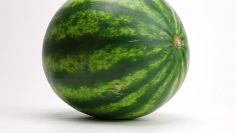 Perfekte-Grüne-Reife-Wassermelone,-Die-Sich-In-Zeitlupe-Auf-Weißem-Hintergrund-Im-Kreis-Dreht
