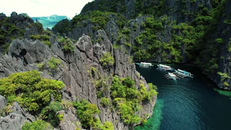 Drone-Cinematográfico-4k-De-Catamaranes-En-Twin-Lagoon,-Coron,-Palawan-Filipinas