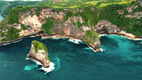 4k-Aerial-Perspective-of-Massive-Limestone-Cliffs-at-Nusa-Penida,-Indonesia
