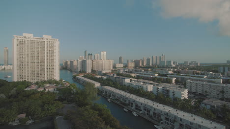 Miami-Aventura-Luxusgebäude-Während-Des-Sonnenuntergangs-Am-Marina-002