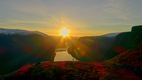 Ein-Schöner-Morgen-Von-Der-Spitze-Eines-Berges-In-Norwegen