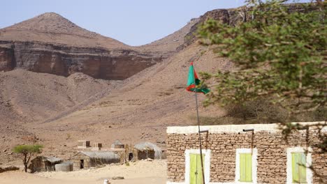 Bandera-De-Mauritania-Ondeando-En-La-Aldea-De-Terjit-Oasis-En-El-Desierto-Del-Sahara-De-áfrica