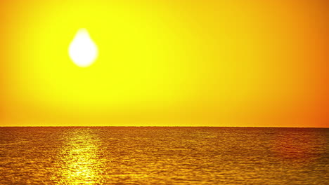 Zeitraffer-Der-Leuchtend-Farbigen-Untergehenden-Sonne-über-Dem-Goldenen-Meer-Bei-Sonnenuntergang