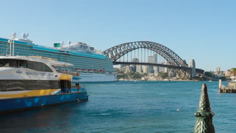 Touristen-Und-Großer-Kreuzer-Im-Opernhaus-Von-Sydney-Am-Runden-Kai-In-Sydney-Cbd