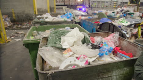 Kunststoffabfälle-In-Metallrecyclingbehältern-In-Einer-Recyclinganlage