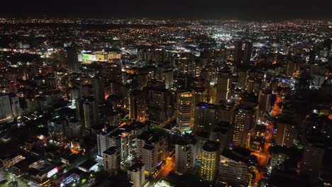 Stadtzentrum-Von-Santo-Domingo-Nachts-Beleuchtet,-Dominikanische-Republik