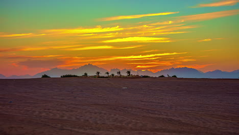 Lapso-De-Tiempo-Al-Atardecer---Oasis-Beduino-En-El-Duro-Paisaje-Montañoso-Del-Desierto-Egipcio-Cerca-De-Hurghada
