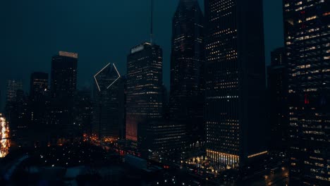 Establecimiento-De-Una-Toma-Aérea-Nocturna-De-Los-Rascacielos-De-Chicago