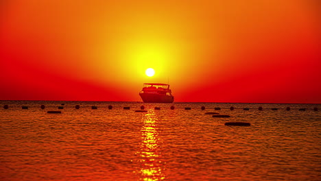 Lebendiger-Sonnenaufgang-Im-Zeitraffer-Auf-Der-Im-Roten-Meer-Verankerten-Yacht-Im-Vordergrund