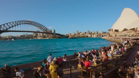 Turistas-Y-Gran-Crucero-En-La-ópera-De-Sydney-En-Circular-Quay-En-Sydney-Cbd