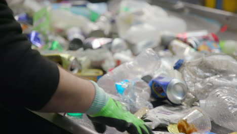 Personas-Clasificando-Botellas-De-Plástico-Y-Latas-De-Aluminio-En-Una-Cinta-Transportadora-En-Una-Planta-De-Reciclaje