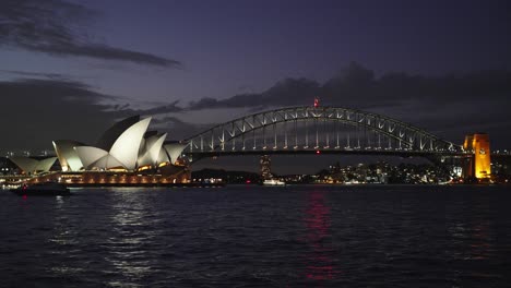 Vista-Nocturna-De-La-ópera-De-Sydney-Y-El-Puente-Del-Puerto-En-Nsw,-Australia,-Famoso-Destino-Mundial-Para-Viajeros