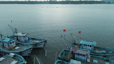 Toma-Aérea-De-Botes-De-Pesca-Industrial-Estacionados-En-El-Puerto-De-Mangalore-En-India