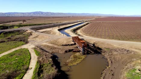 Bewässerungskanal-Am-San-Joaquin-River-In-Der-Nähe-Von-Modesto,-Kalifornien