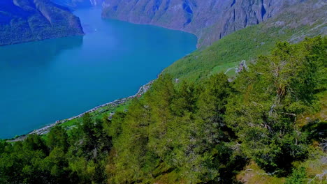Erstaunliche-Antenne-Des-Türkisfarbenen-Sees-In-Den-üppigen-Grünen-Bergen-An-Einem-Sonnigen-Tag