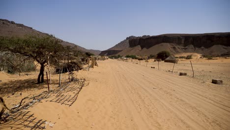 Camino-De-Tierra-En-La-Aldea-Del-Desierto-Del-Sahara-En-El-Oasis-De-Terjit,-Mauritani,-áfrica