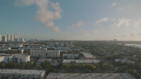 Miami-Aventura-Edificios-De-Lujo-Durante-La-Puesta-De-Sol-Junto-Al-Puerto-Deportivo-005