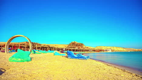 Un-Lapso-De-Tiempo-De-Playa-Vibrante-A-Lo-Largo-De-La-Costa-Del-Mar-Rojo-En-El-Lado-Egipcio