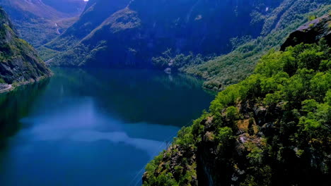 Un-Hermoso-Lago-Con-Agua-Azul-En-Medio-De-Las-Montañas-En-Noruega