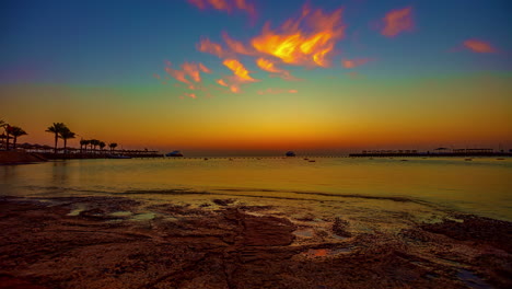Sonnenaufgang-Am-Strand-Des-Roten-Meeres-Im-Zeitraffer-Mit-Lebendigen-Farben