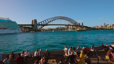Turistas-Y-Gran-Crucero-En-La-ópera-De-Sydney-En-Circular-Quay-En-Sydney-Cbd
