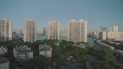 Edificios-De-Lujo-De-Miami-Aventura-Durante-La-Puesta-De-Sol-Junto-Al-Puerto-Deportivo-001