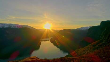 Ein-Schöner-Morgen-Von-Der-Spitze-Eines-Berges-In-Norwegen