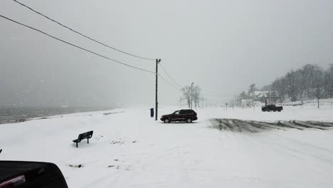 Ein-Sturm-Rollt-Mit-Starkem-Schneefall-über-Den-Michigansee