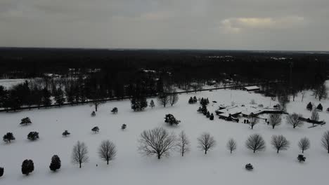Eine-Winterliche-Schneedecke-über-Einem-örtlichen-Golfplatz