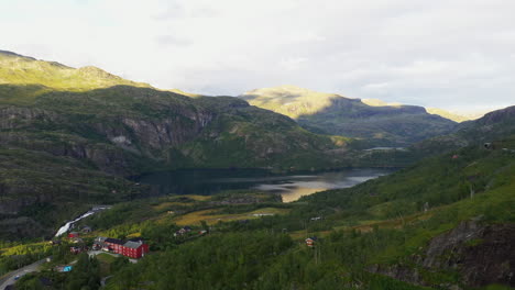 Mountains-surrounding-the-peaceful-lake,-Reinungavatnet,-by-Vatnahalsen-and-Rallarvegen,-Norway