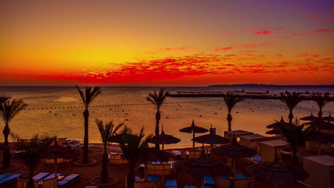 Lapso-De-Tiempo-De-Amanecer-Dorado-Sobre-Una-Playa-A-Lo-Largo-Del-Mar-Rojo-Cerca-De-Hurghada,-Egipto