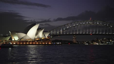 Nächtlicher-Blick-Auf-Das-Opernhaus-Von-Sydney-Und-Die-Hafenbrücke-In-Nsw-Australien,-Einem-Berühmten-Weltreiseziel