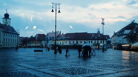 Timelapse-Of-People-Walking-In-The-Big-Square-In-Sibiu,-Romania